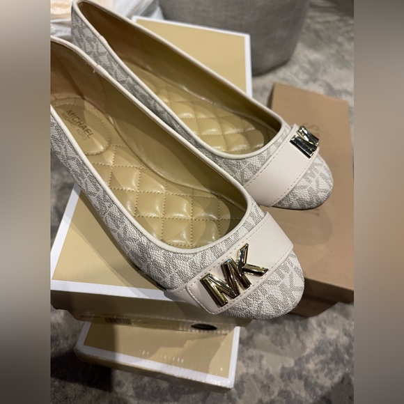NIB Michael Kors Jilly Flats Vanilla - Picture 1 of 12
